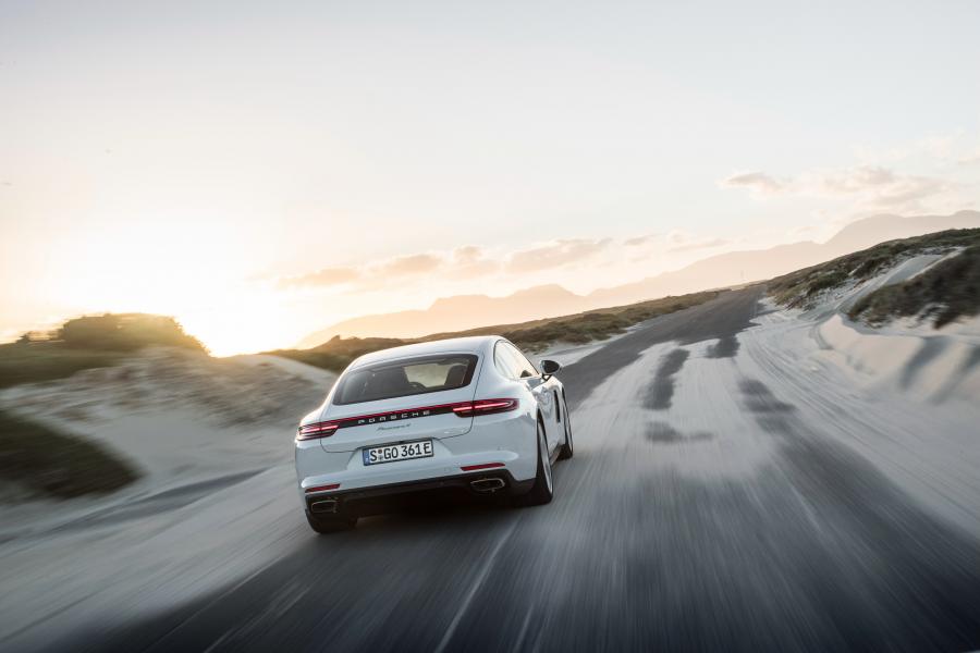  Porsche Panamera 4 E-Hybrid 2016 года  (фото 20 из 31)
